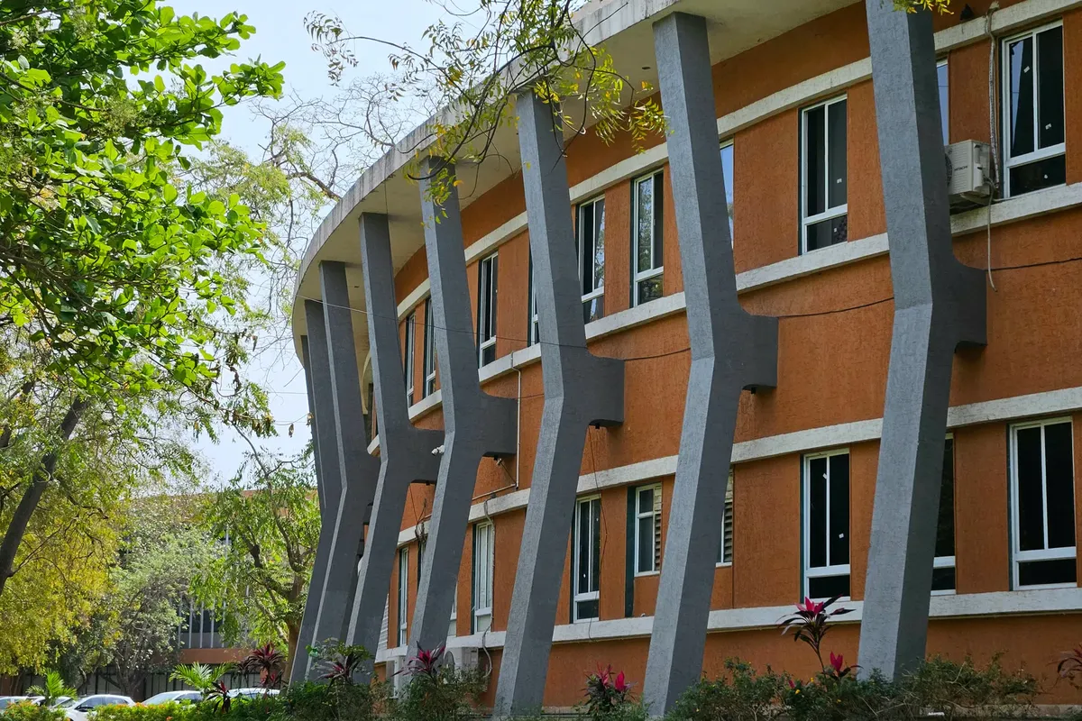 印度阿哈默德阿巴德一座曲線現代建築，具備明顯的建築柱式。