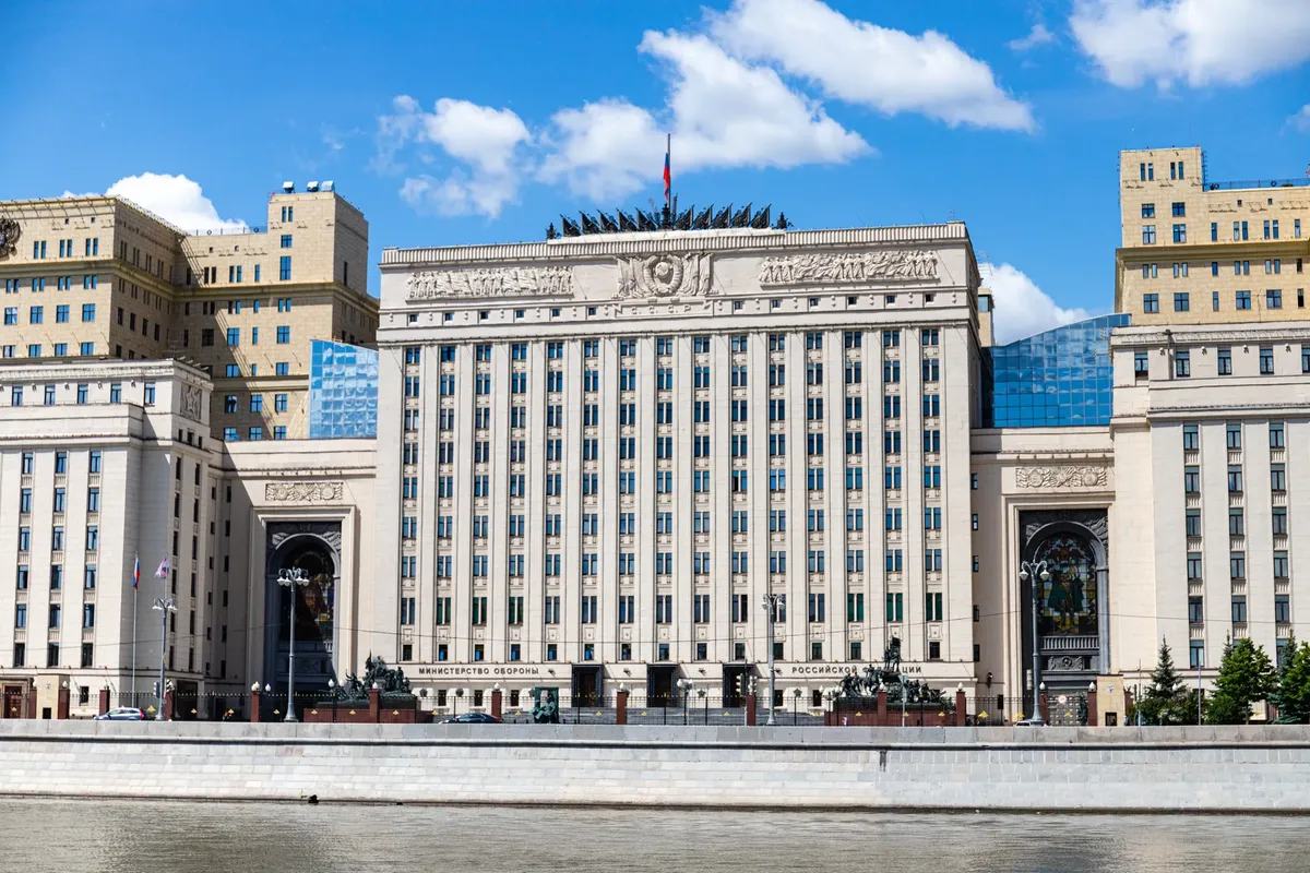 莫斯科河畔俄 Foreign Affairs Ministry 建築物正面，天空晴朗。