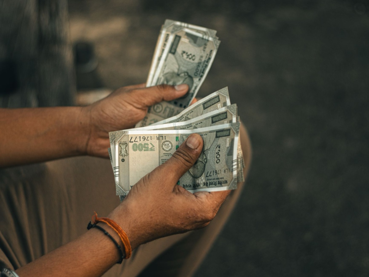 Indische Rupien und Börsencharts zur Wirtschaftslage