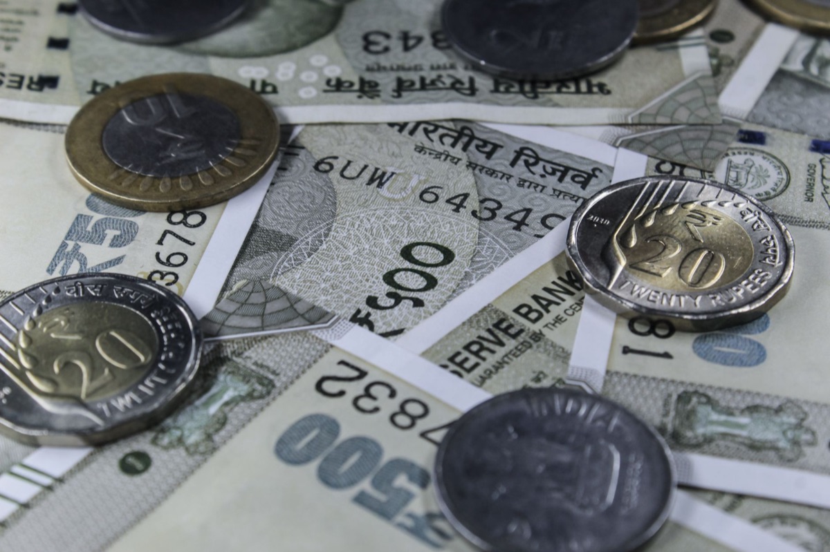 Notas de rúpias indianas e gráficos do mercado financeiro