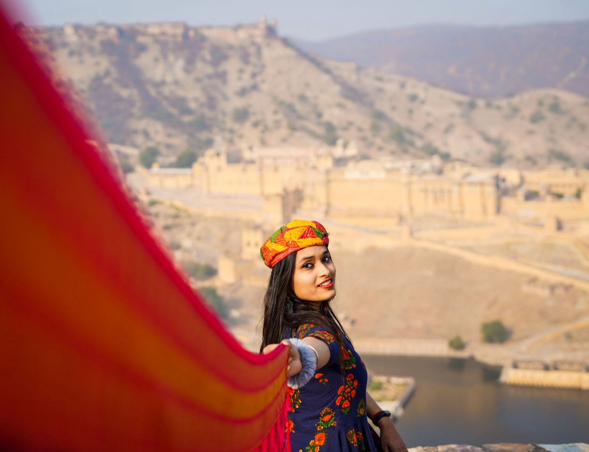 indian traveler in jaipur market