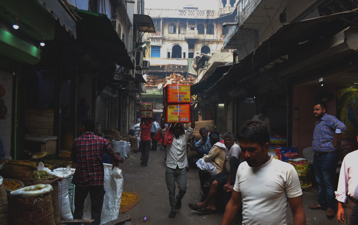Un voyageur indien dans un marché aux épices