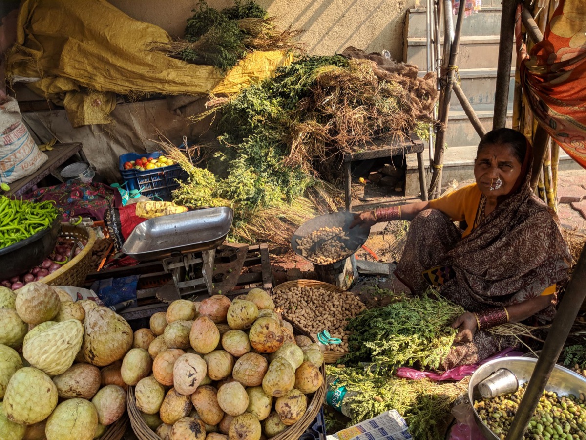 Vendedor de especiarias na rua de Delhi