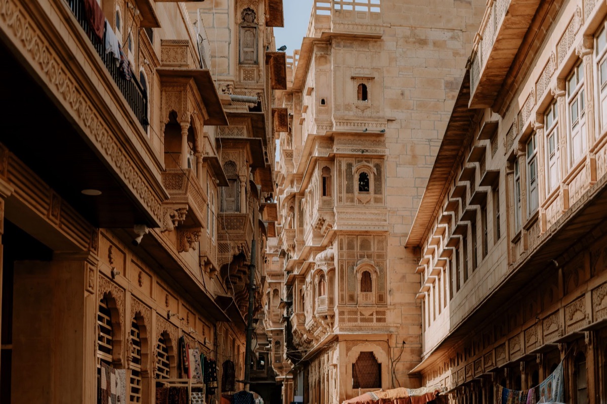 Turista visitando um site de herança cultural no Rajasthan