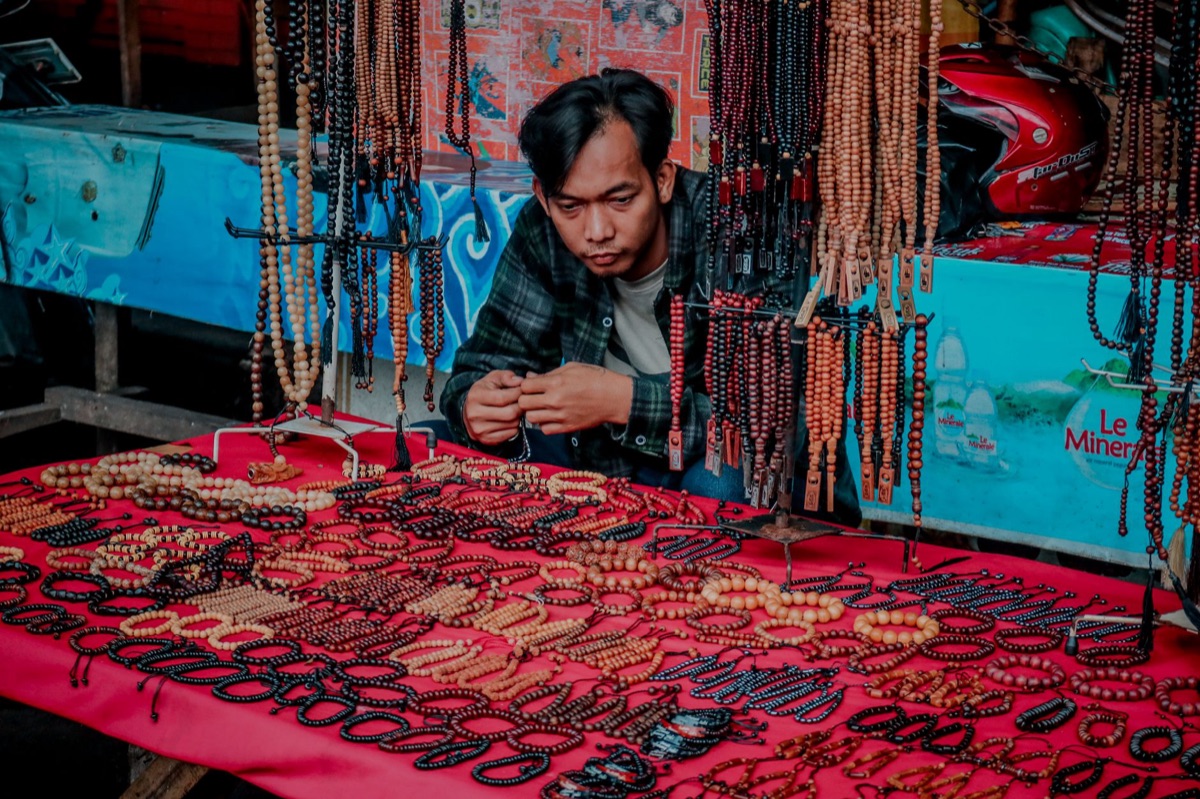 本地工匠出售手工製品，地區特化旅遊商品