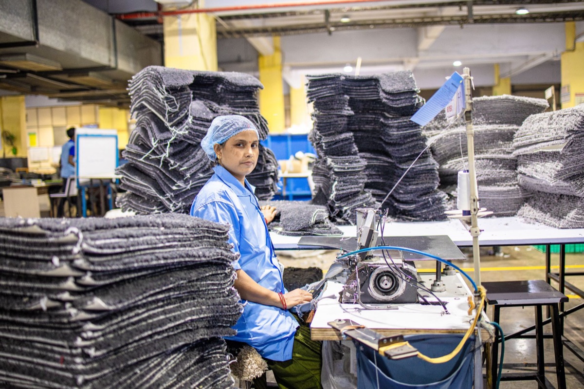Indischer Tech-Industrie-Mitarbeiter, Produktionsumgebung