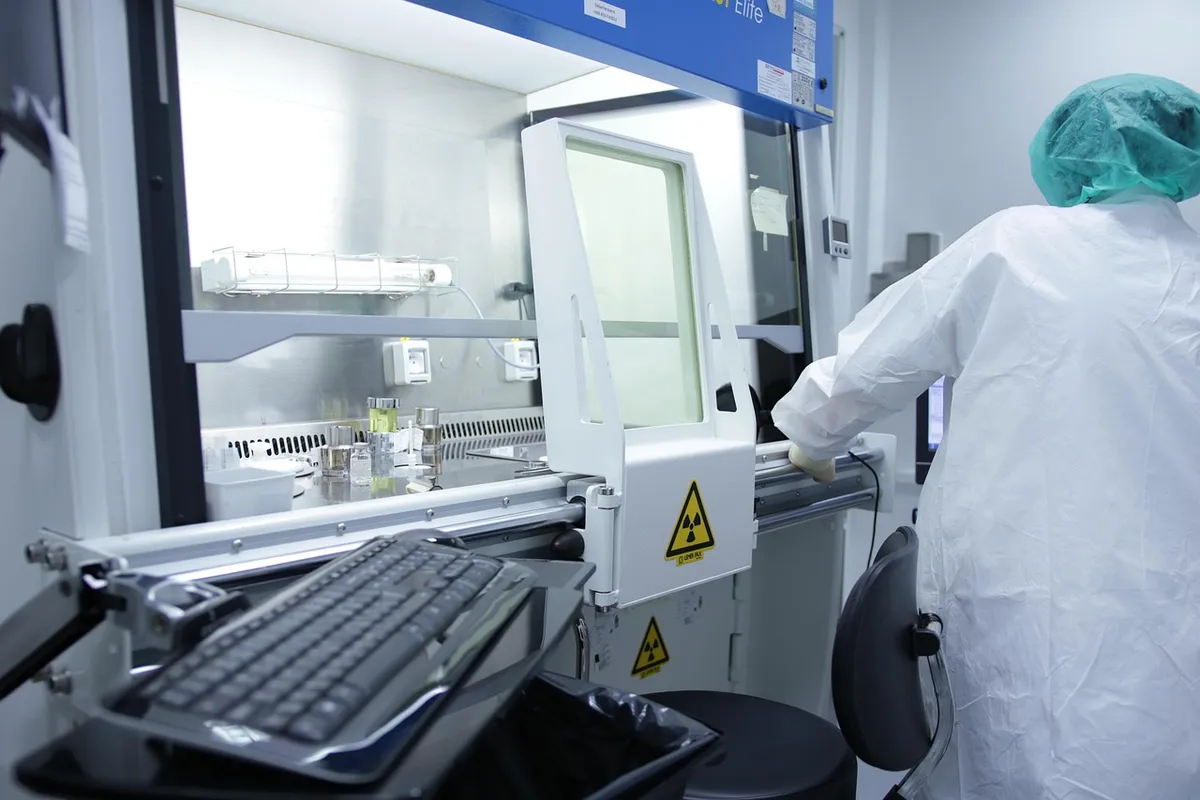 病院内、医薬品、技術、科学、実験室、放射性、バイオテクノロジー、製薬、技術者、化学者、化学、医療、研究