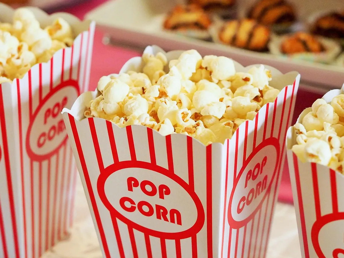ニューイヤーの夜、ポップコーン、食品、カートン、容器、映画、映画館、エンターテインメント、バケット、映画館、劇場、スナック、バターラ、塩漬け、塩味、美味しい、美味しい
