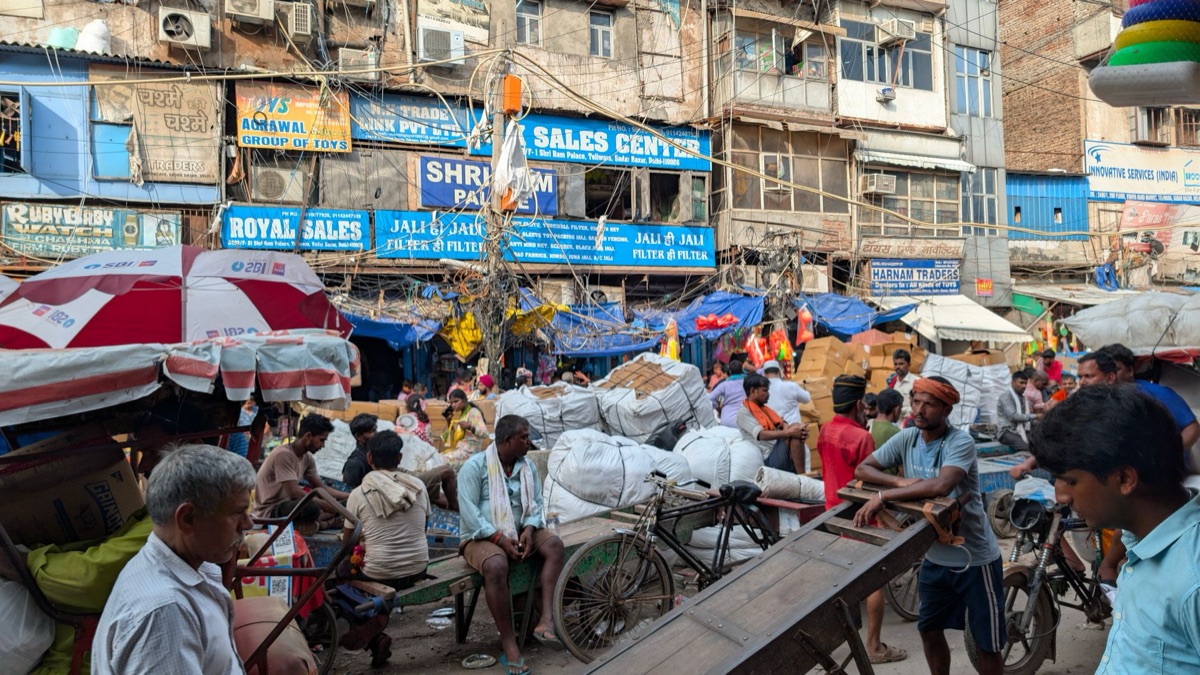 India: popolazione in un mercato tradizionale