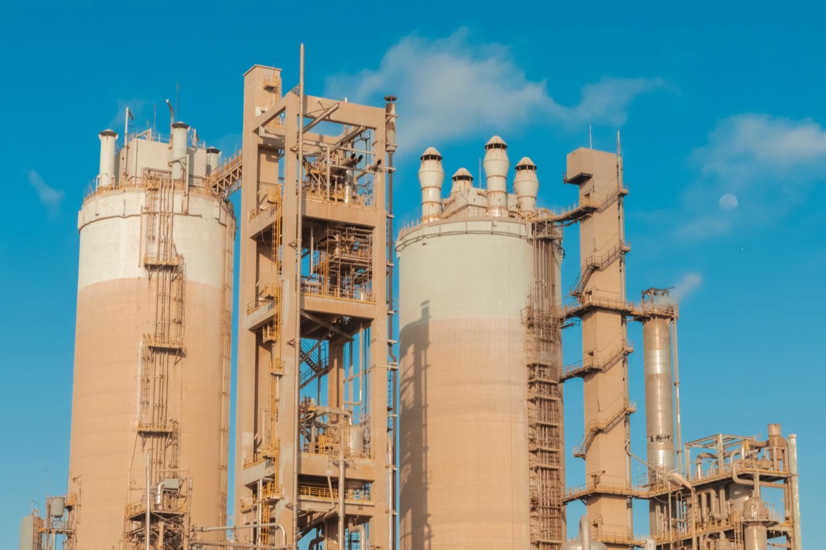 planta generadora con chimenea