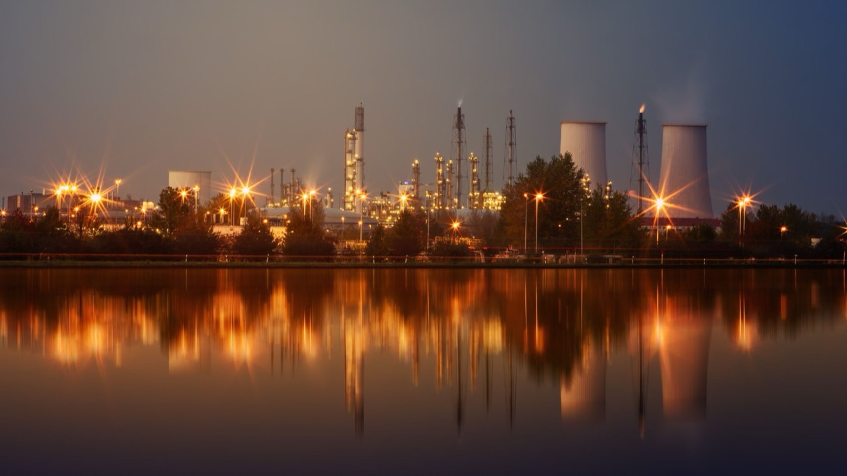 Industriële rookstoten in de nacht