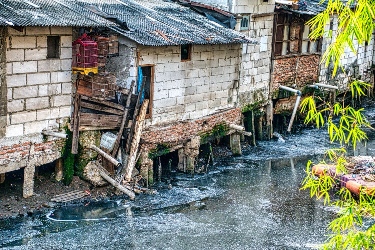 Verontreinigde rivier met industriele afval