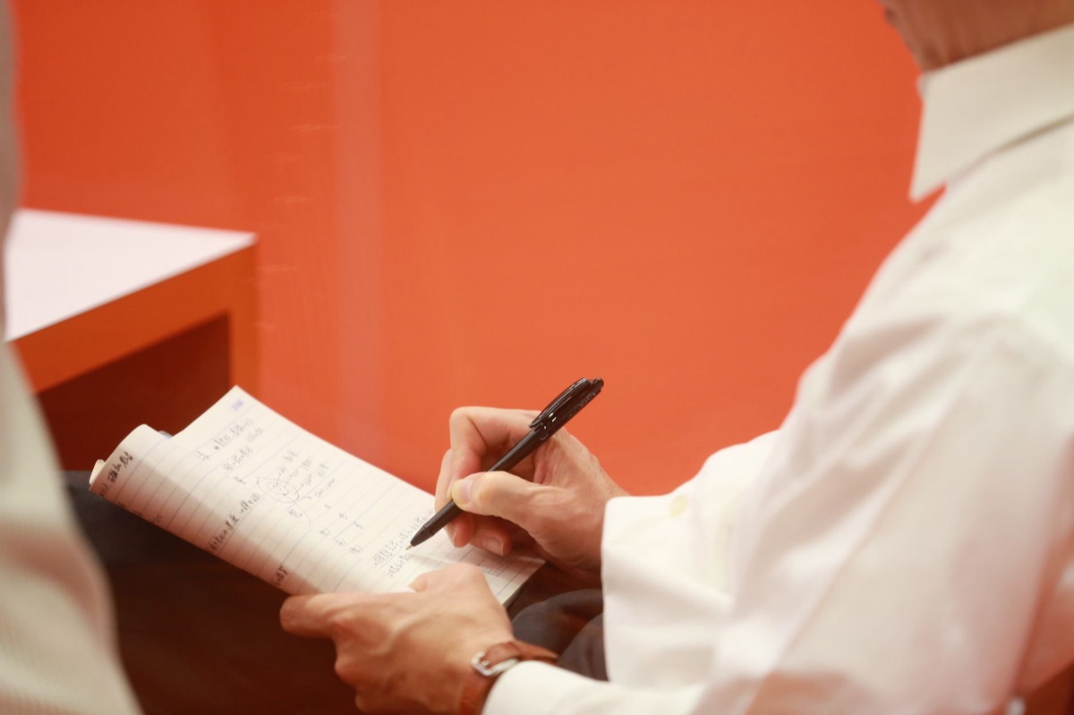 Mano scrive su taccuino