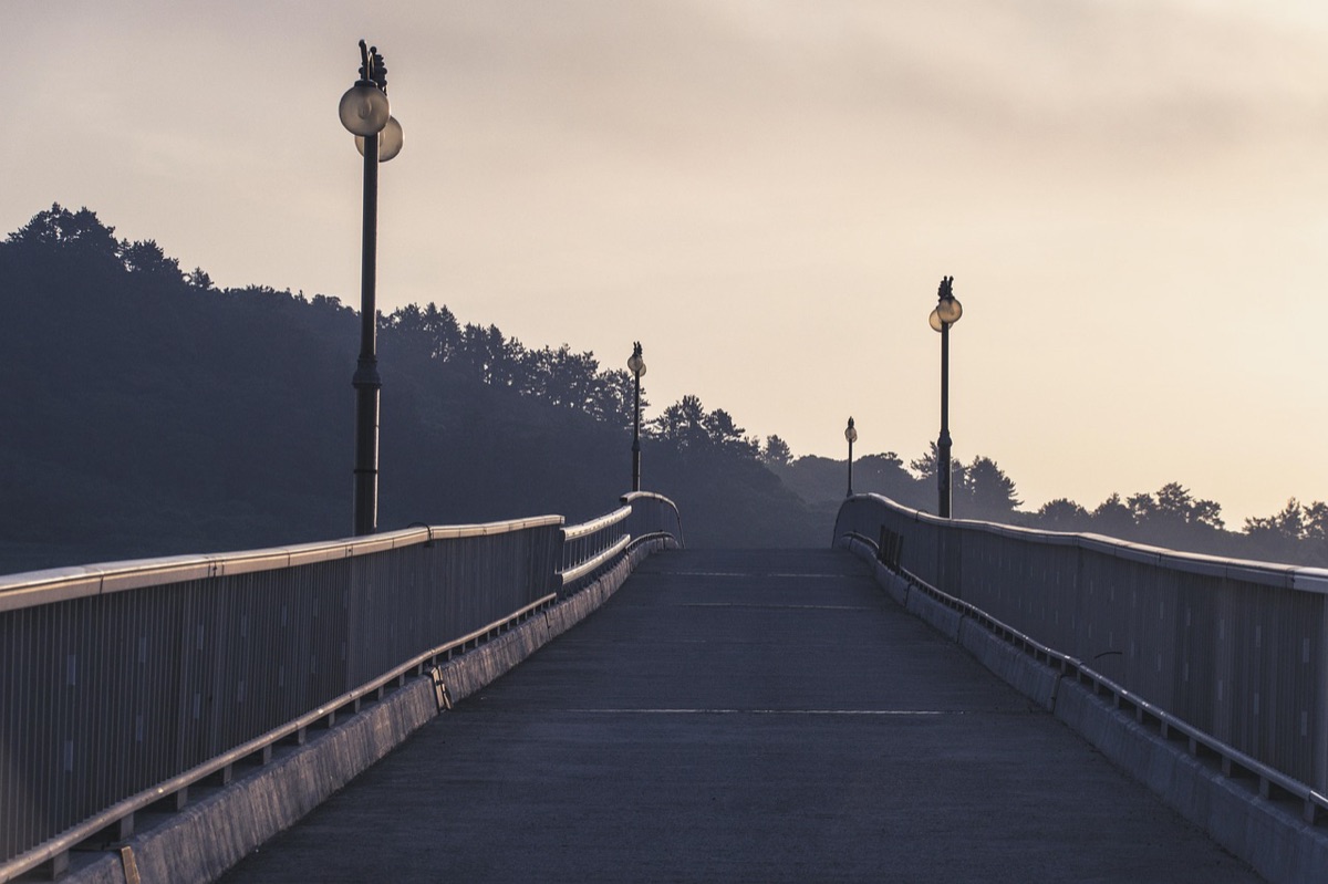 Paisagens rurais com novos viadutos e linhas de trem de alta velocidade